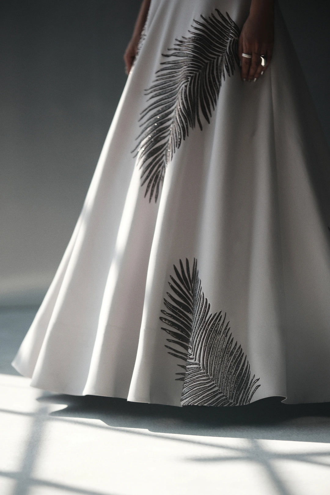 BIG LEAF WRAP BLOUSE WITH STATEMENTSKIRT