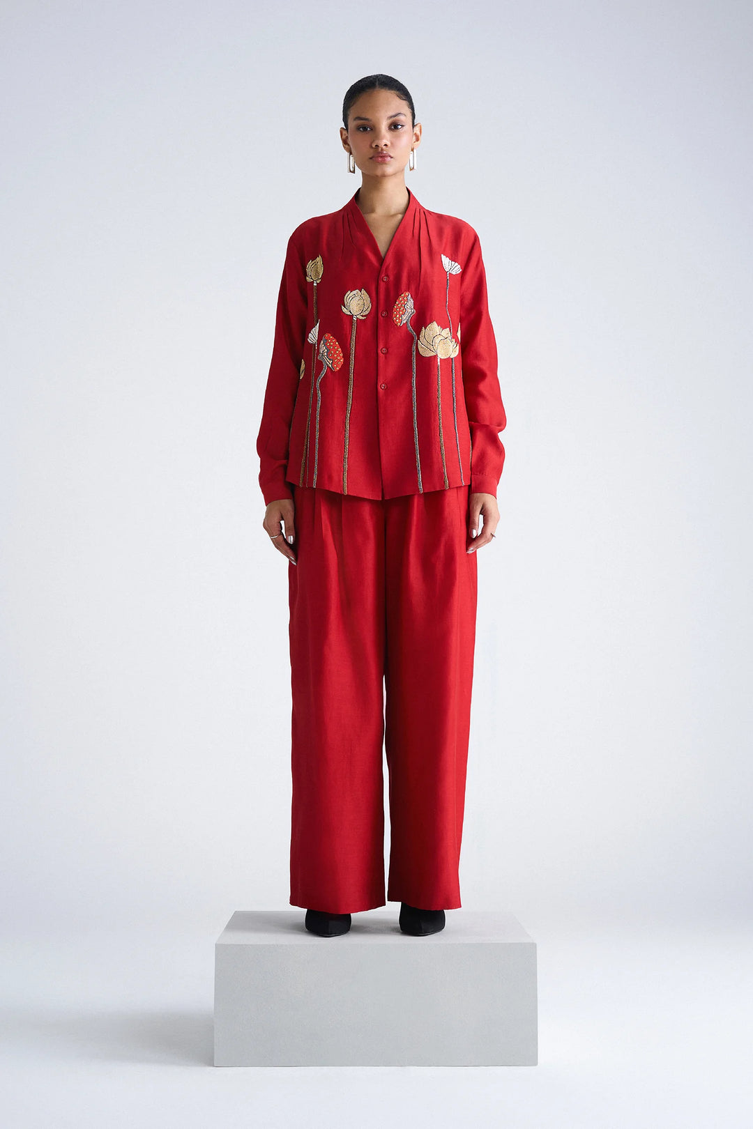 EARTH LOTUS NECK PLEATED SHIRT