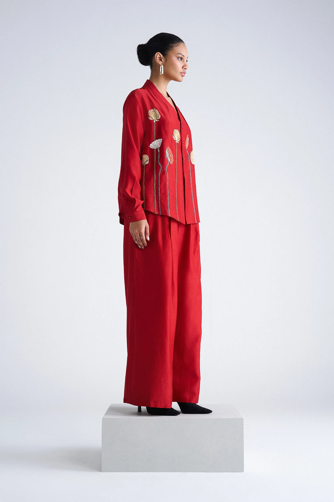EARTH LOTUS NECK PLEATED SHIRT