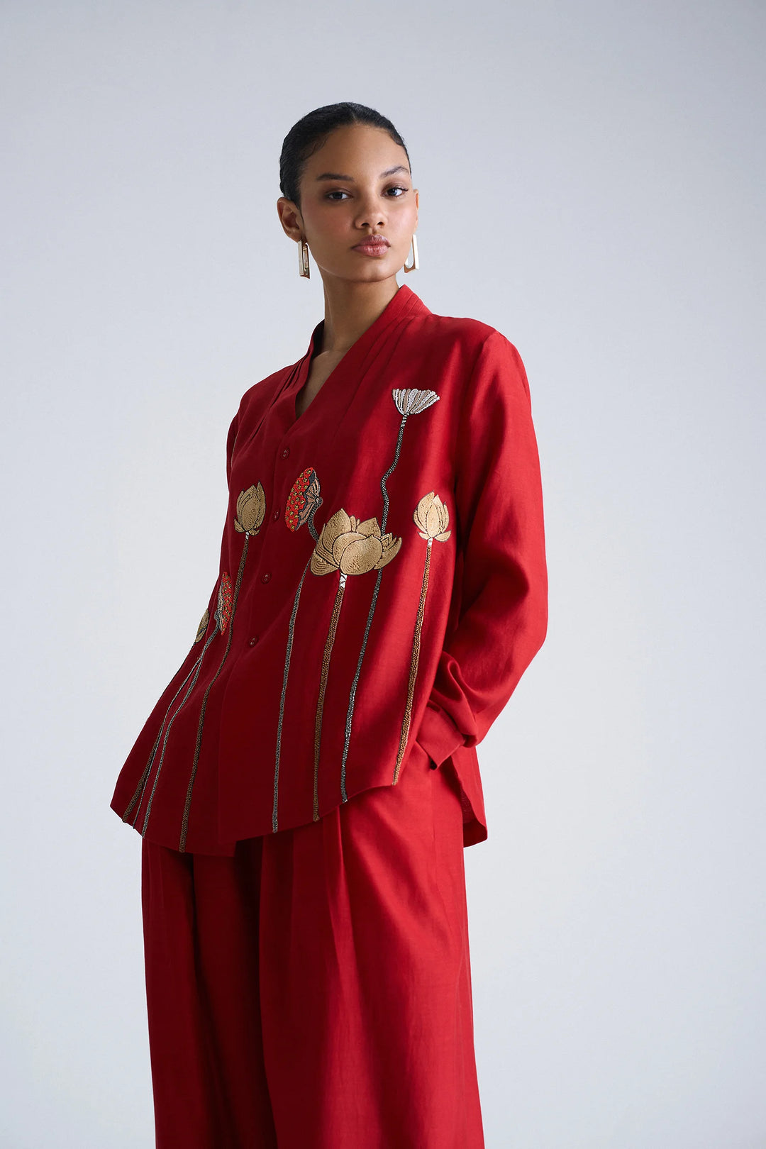 EARTH LOTUS NECK PLEATED SHIRT