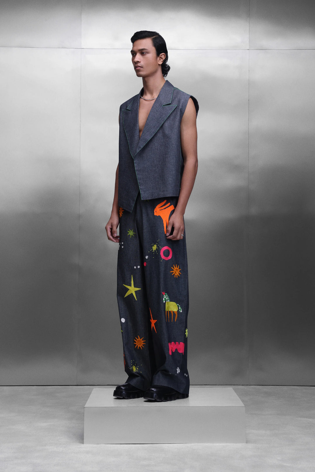PLAIN SLEEVELESS FRONT OPEN JACKET WITH KIDOODLE BAGGY PANT