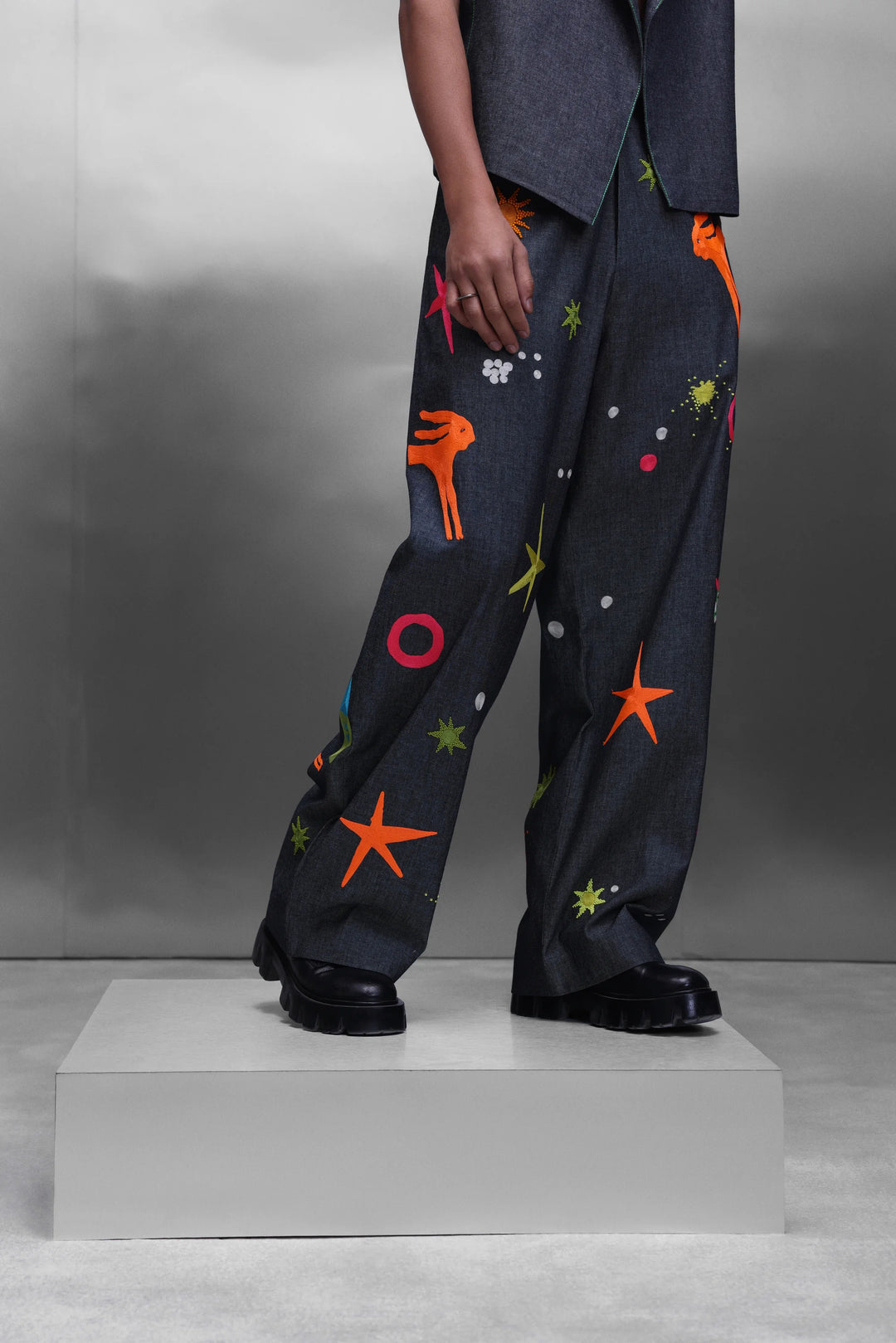 KIDOODLE BAGGY PANT OF PLAIN SLEEVELESS FRONT OPEN JACKET