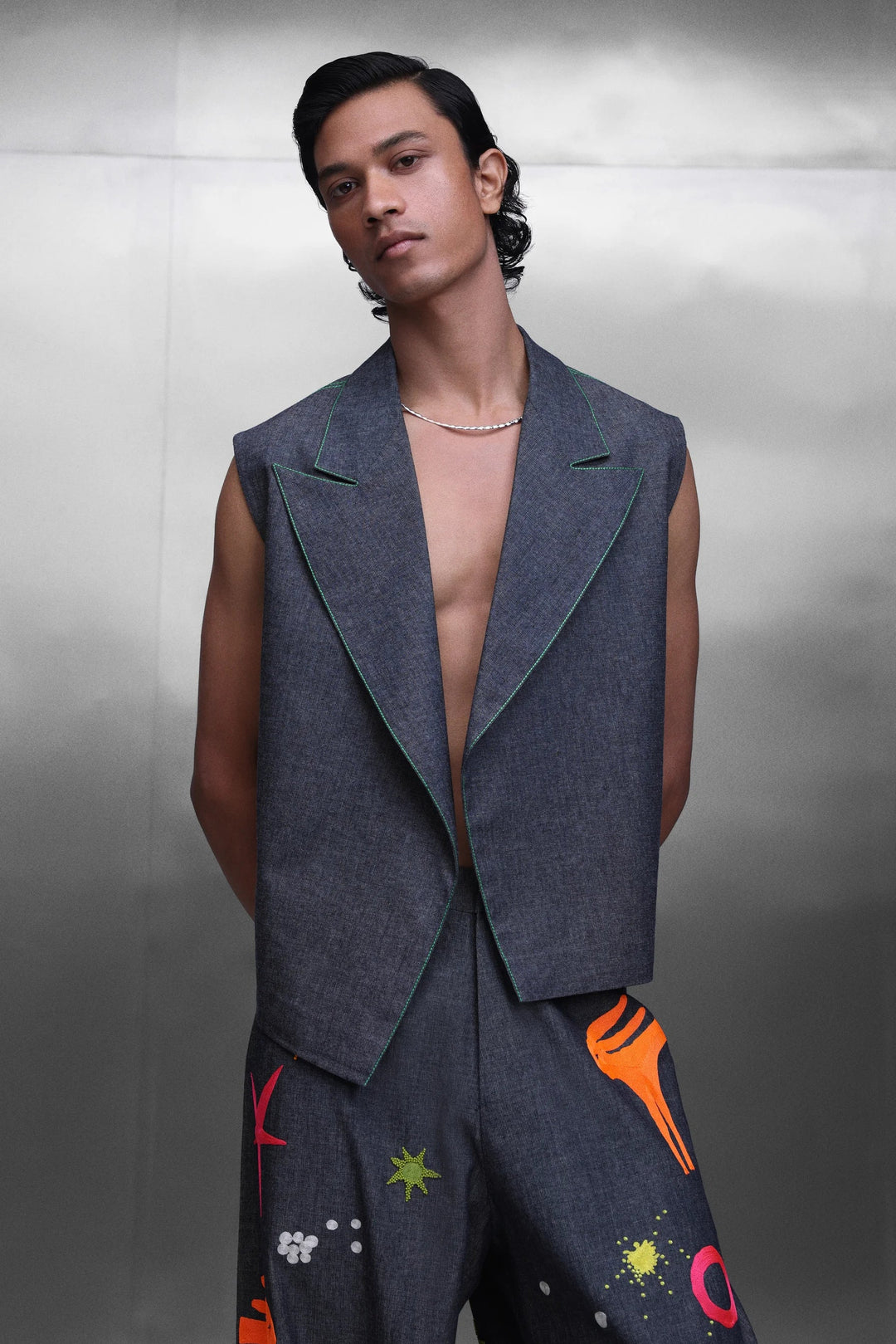PLAIN SLEEVELESS FRONT OPEN JACKET