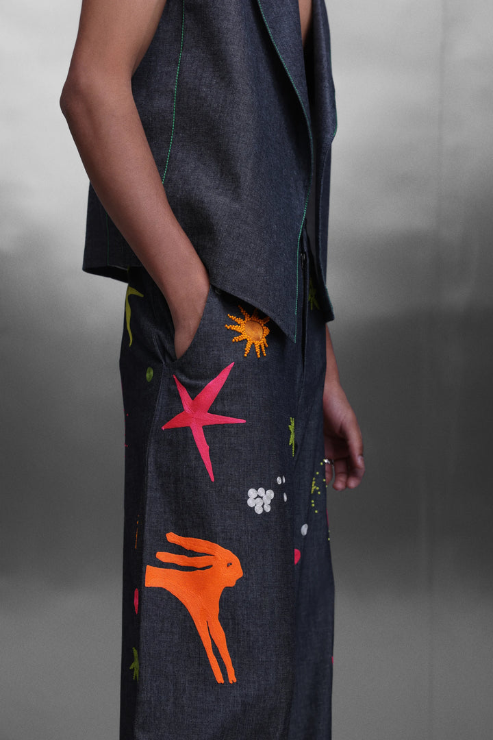 PLAIN SLEEVELESS FRONT OPEN JACKET WITH KIDOODLE BAGGY PANT