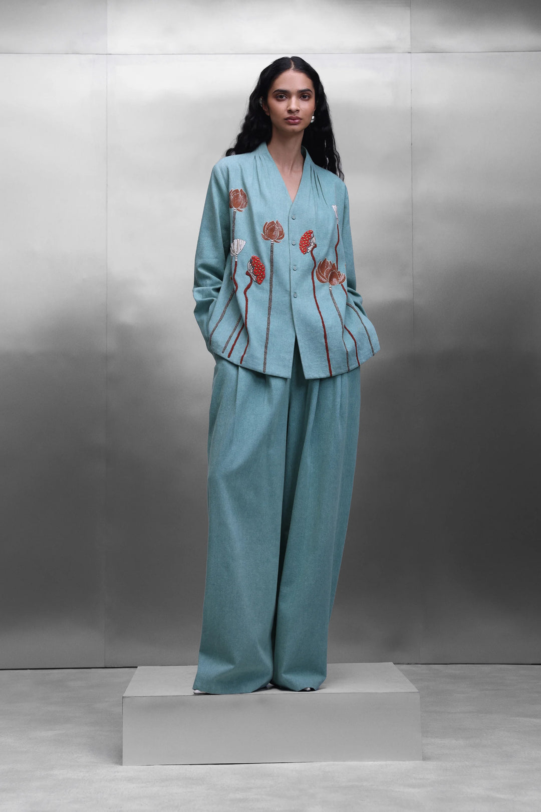EARTH LOTUS NECK PLEATED SHIRT