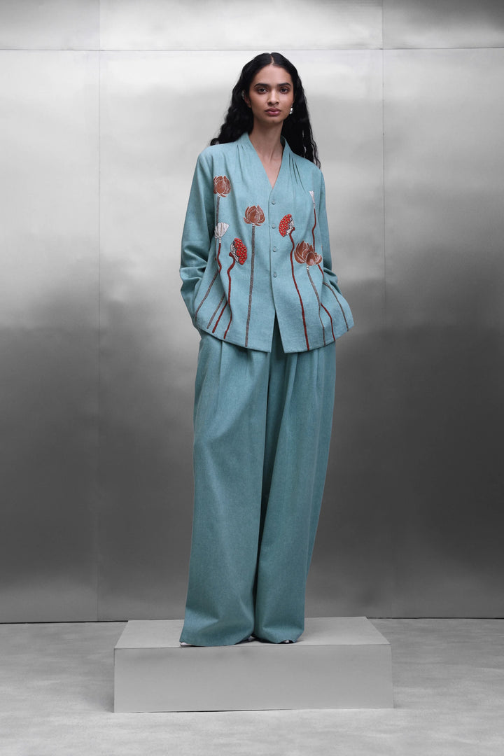 EARTH LOTUS NECK PLEATED SHIRT