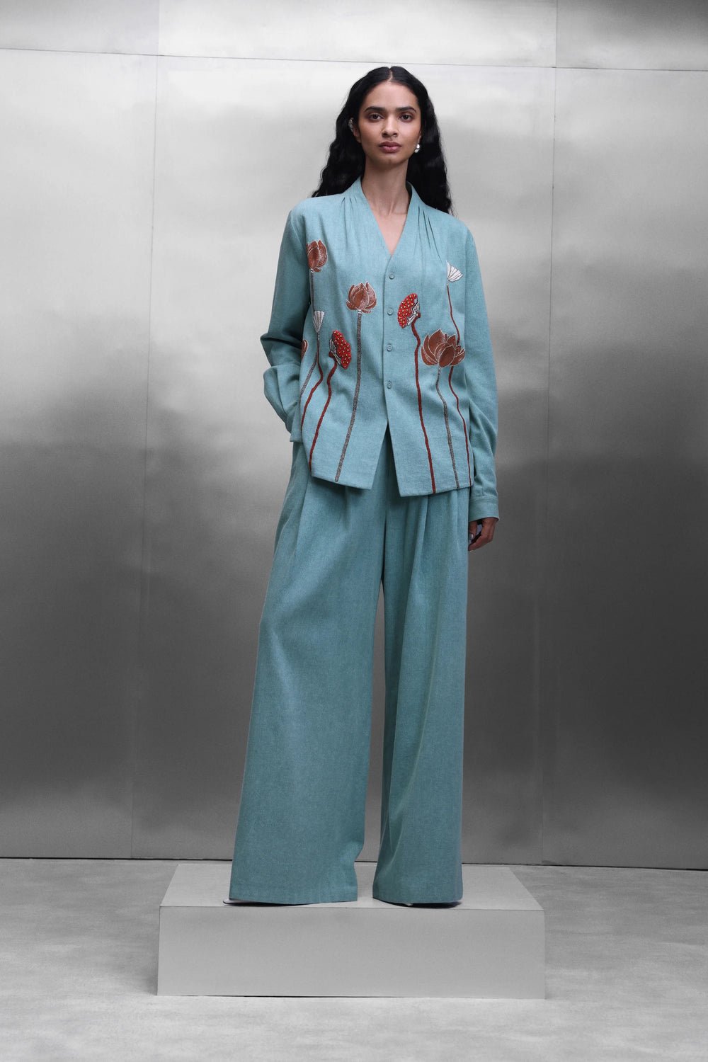 EARTH LOTUS NECK PLEATED SHIRT