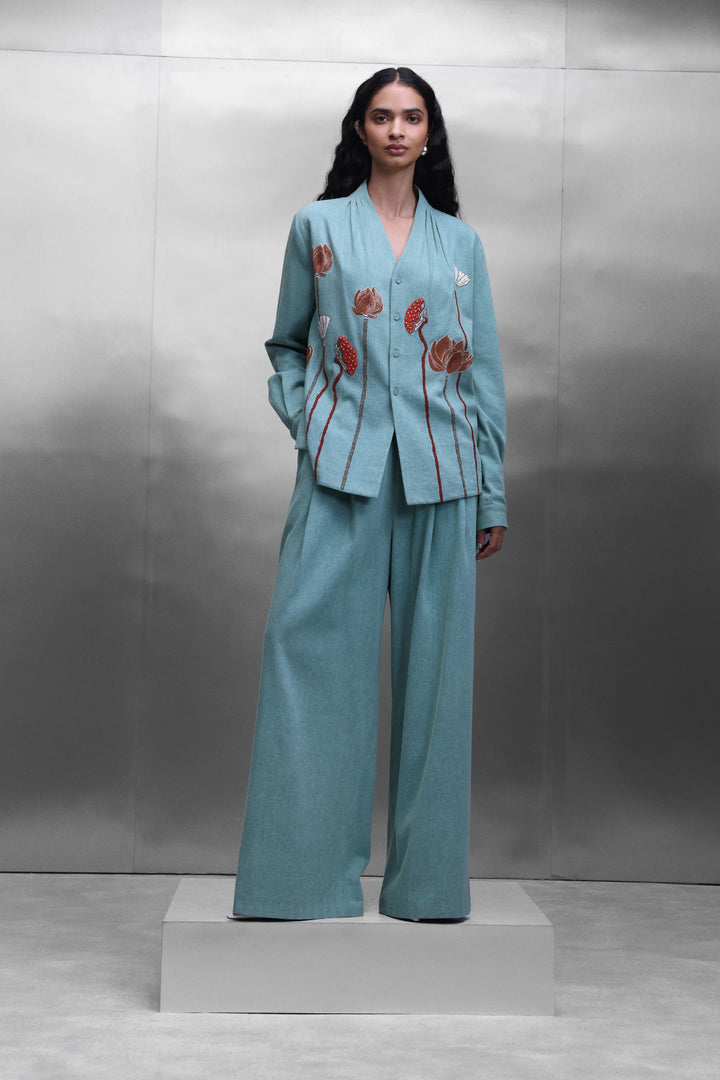 EARTH LOTUS NECK PLEATED SHIRT
