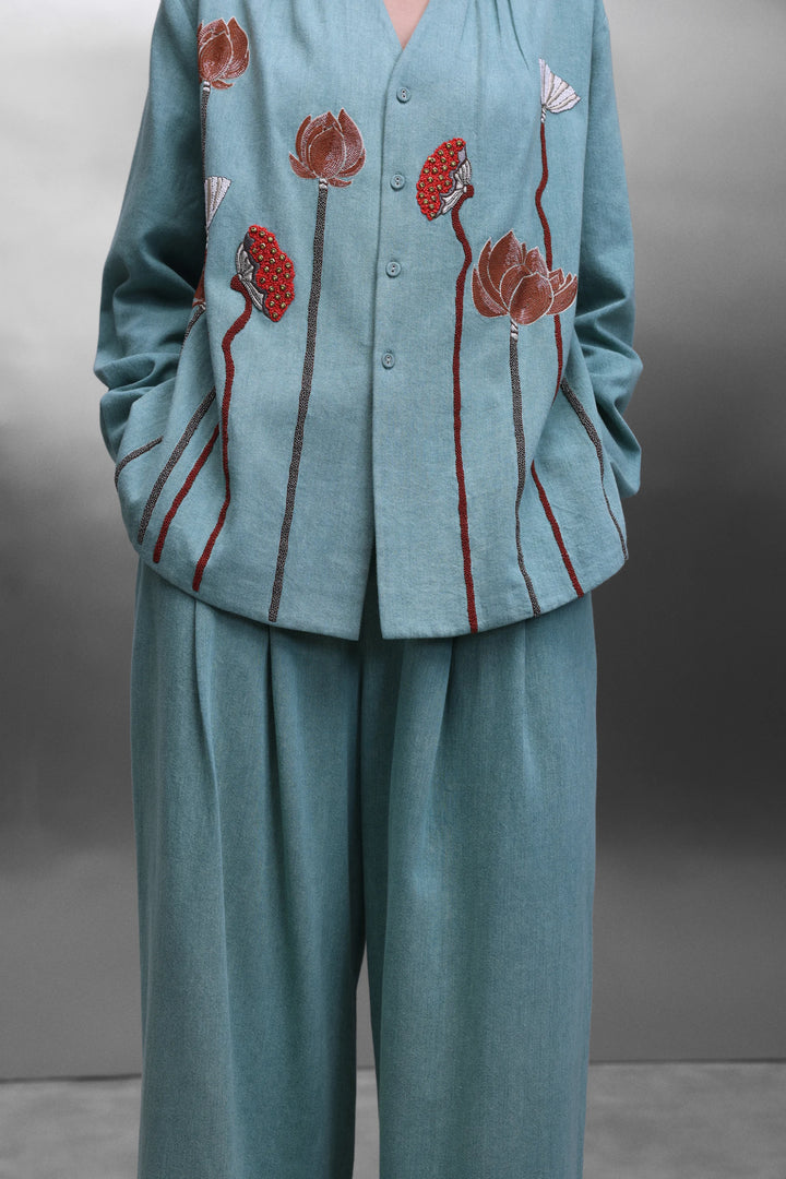 EARTH LOTUS NECK PLEATED SHIRT