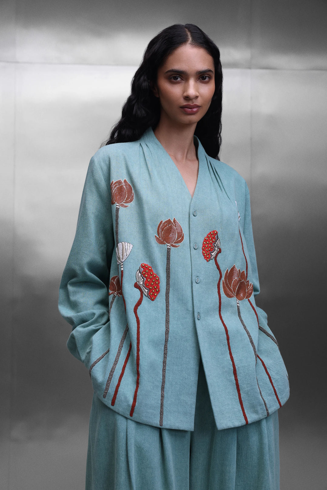 EARTH LOTUS NECK PLEATED SHIRT