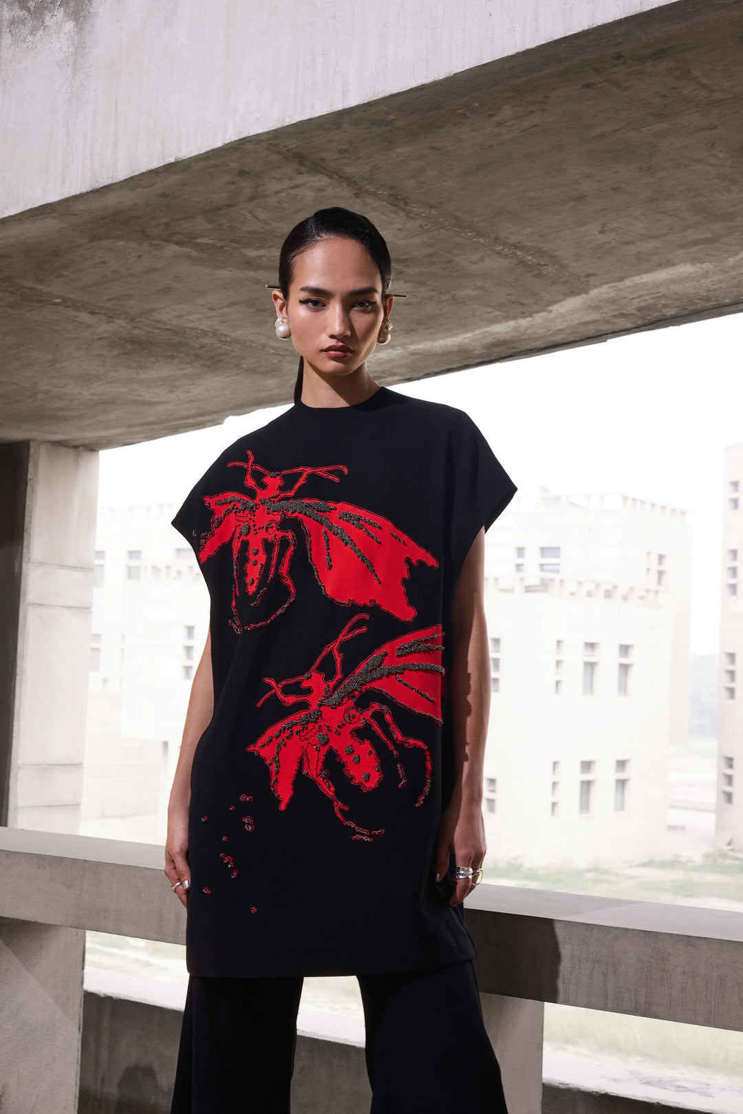 WASP T-SHIRT WITH BELLBOTTOM PANTS