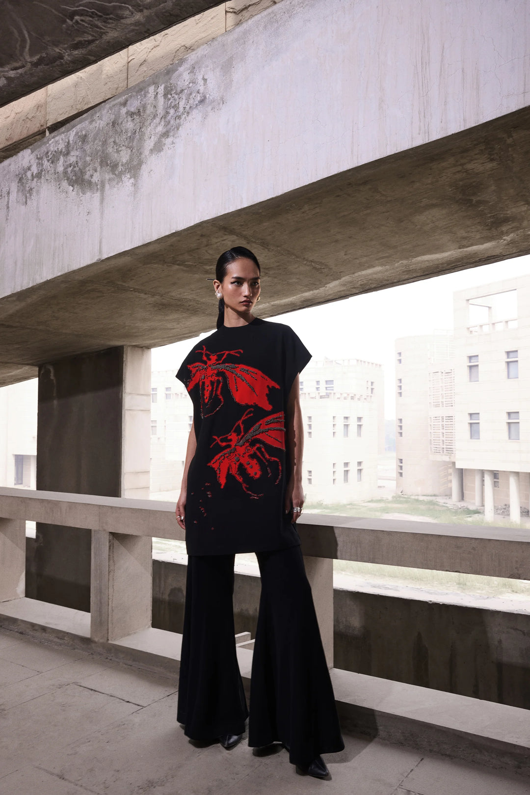 WASP T-SHIRT WITH BELLBOTTOM PANTS