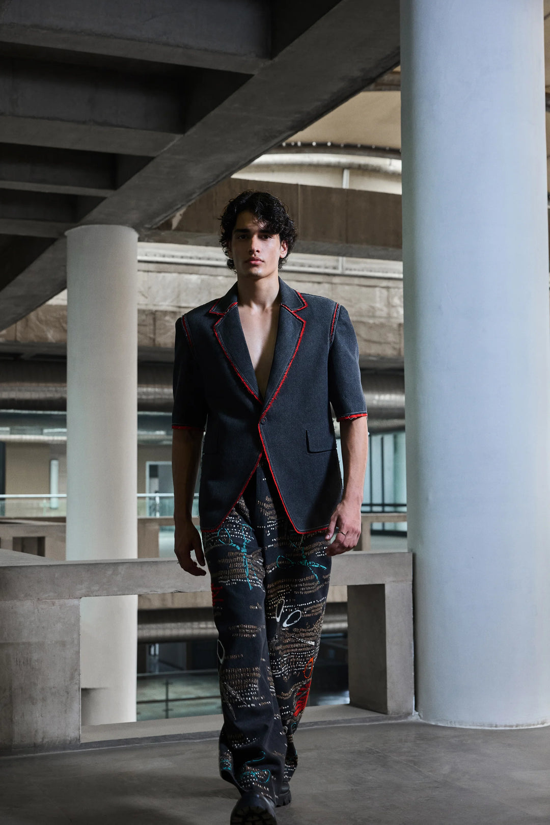 CONTRAST EDGE BLAZER WITH SCISSORS EMBROIDERED PANTS