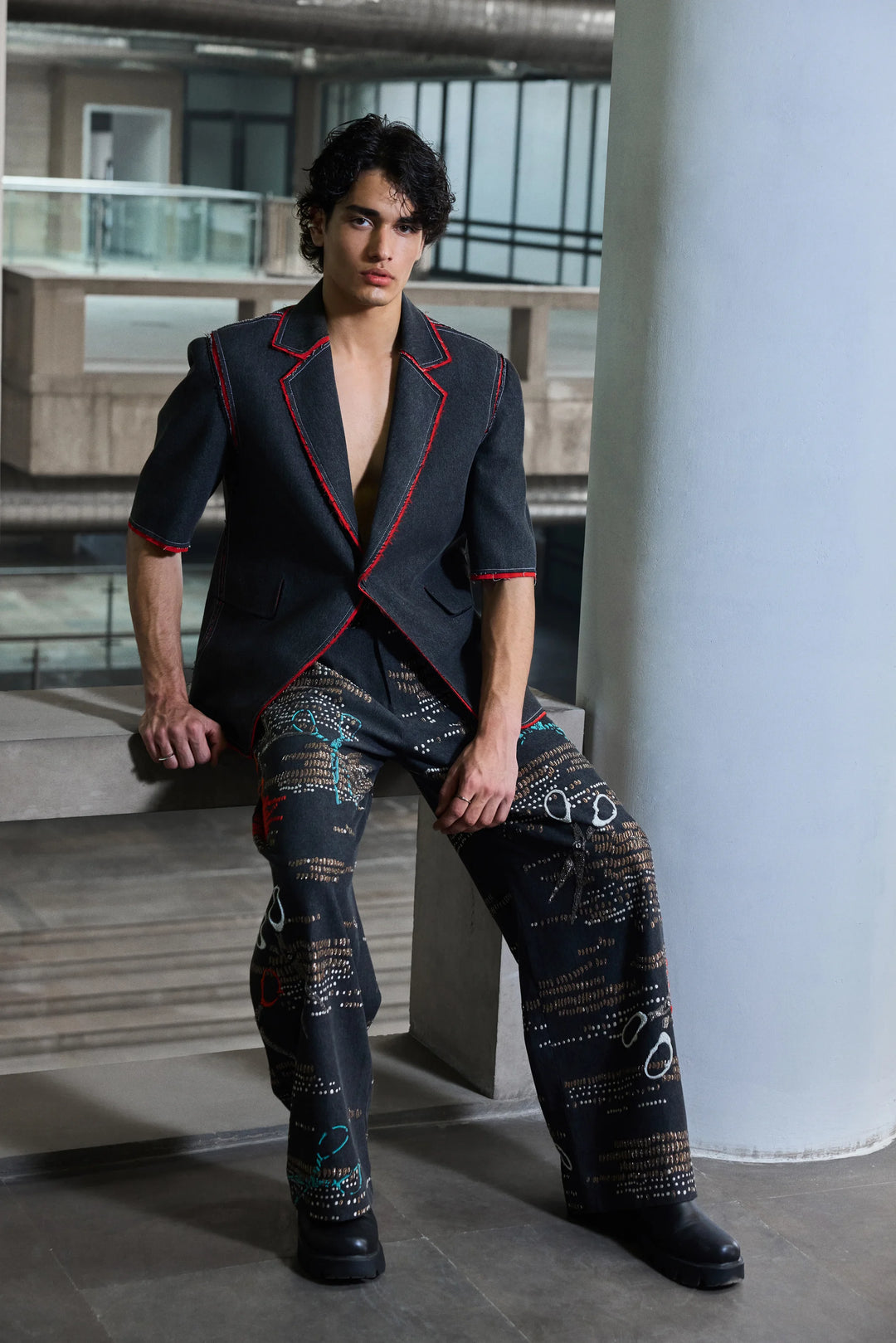 CONTRAST EDGE BLAZER WITH SCISSORS EMBROIDERED PANTS