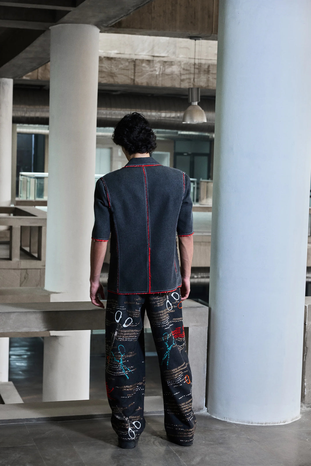 CONTRAST EDGE BLAZER WITH SCISSORS EMBROIDERED PANTS